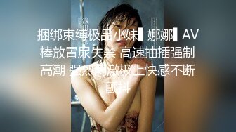 牛B大神火车马桶上藏了一个摄像头偷拍多位女乘客嘘嘘 各种肥鲍鱼尽情展示 (1)