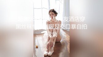 自带补光的设备抄底大学妹子尿尿，小逼真的很好看，想直接舔上去