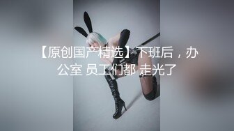 【公交车】穿丝袜短裙在公交车上自慰。