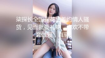  眼镜小哥网约几个骚妹子玩群P，燕肥环瘦黑丝高跟露脸好几个小姐姐换着玩，享受骚逼的交，逮住 哪个草哪个