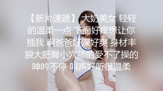 笑起来甜美短发气质美女性感美臀卫生间自慰，情趣装开档丝袜菊花肛塞，坐在马桶上近距离特写扣逼，掰穴玻璃棒抽插