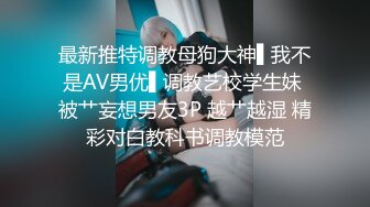 穿吊带的极品学妹露脸精彩大秀直播，跟狼友互动听指挥脱光了发骚，自己玩着奶头自慰逼逼