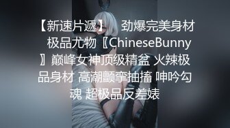 美女一脸饥渴的跪舔有钱富二代