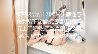 床上的骚男与渣女，露脸4个一起玩耍，一个玩逼一个草嘴，各种道具齐上抽插骚逼玩奶子，另外一个草嘴如草逼有激情