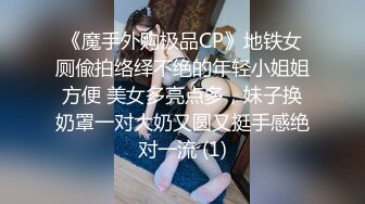 Ria 久留美在她可爱的 cosplay 中看着你的眼睛，轻轻地抚摸你暴露在她面前的搏动的阴茎。