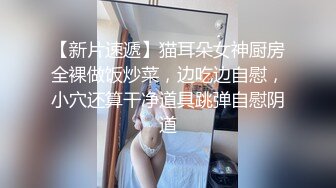  淫妻3P 两根棒棒一起吃 换上单男送的红边黑丝真的更显身材 被两个帅哥夹在中间猛操