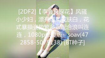 黄发少年遇到穿❤️蓝色JK制服的抖音机车小网红刘XX,假装是她粉丝套近乎,咖啡下药迷晕后强上