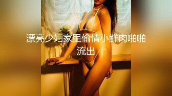 满背纹身萌萌哒双马尾美妞，无聊和炮友来一炮，特写深喉吸吮很卖力