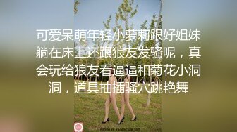  长相清纯的小美女跟大哥激情啪啪，深喉交大鸡巴插的好深，让小哥拽着胳膊后入爆草