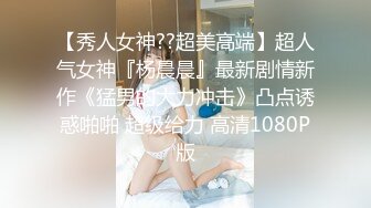 漂亮黑丝少妇3P 你逼逼好多水 大声点 啊快点操我 你干嘛拔出来 被两哥们前后夹击 扶腰后入