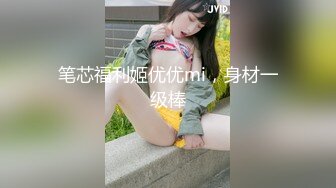 《极品CP魔手外购》潜入女厕赤裸裸拍脸拍逼各种美女小姐姐方便~有惊喜小妹子看黄片疯狂紫薇这手法没少自己玩 (1)