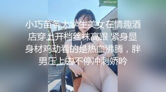 时尚牛仔裤丰满乳房极品身材人妖躺在床上亲吻大屌被操屁眼闭眼享受后门的快感