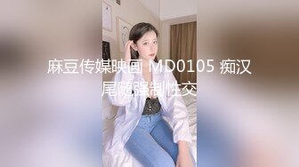 小母狗手握奶子穿黑丝