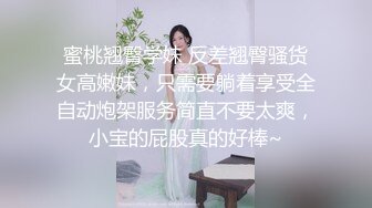 换妻 我射逼里行吗 行 流出来让她舔 一个舔吊一个舔菊花 俩个少妇轮着操 射逼里再舔干净 真会玩