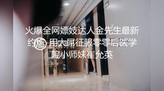 苗条妹子白嫩粉木耳戴套男上姿势狂插肛门，前面用道具，前后双插