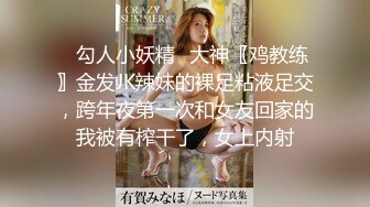 两个时尚又漂亮的女孩来拉粑粑，小穴嫩呼呼的