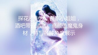   淫荡指数9分高颜值女神大战头套男，边插边用辣椒黄瓜爆菊，操的不够爽，电动伸缩假屌伺候，双洞齐插白浆四溅太骚了