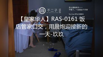 学校保安窗户缝偷窥漂亮的学生妹洗鲍鱼擦身体