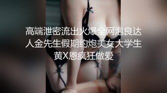 十二月新流出大神潜入水上乐园更衣间四处游走偷拍❤️一袭红衣美女主动在镜头前换穿不幸被拍