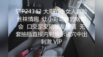 温州小萝莉为赚钱超嫩学生妹下海，扎着两个小辫子，撩起衣服露贫乳，半脱下裤子掰穴特写，小逼超级粉嫩紧致