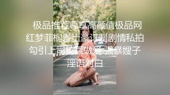 金发美艳人妖胸前纹身性感妖艳脱下小花裙自摸超长屌深深插入后门通并享受着