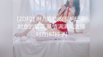 漂亮美女吃鸡 看来小鸡鸡有小的好处 嘴巴容易操控 能把口技得到充分发挥施展 美女身材不错