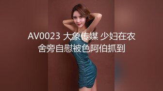 网聊良家人妻，洗个澡继续第二炮，舔弄无毛骚穴，很爽闭眼享受，后入激情爆操