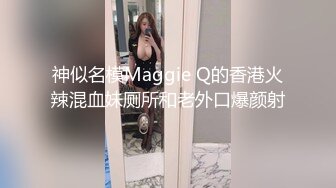 冒死偷拍楼下美少妇 洗完澡在床上岔开大腿 露出大黑B