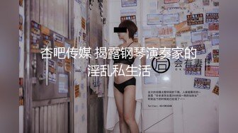 丝袜高跟露脸颜值不错的女模特镜头前发骚，大黑牛假鸡巴深喉舔弄，淫声荡语掰开骚穴看特写，激情抽插好刺激