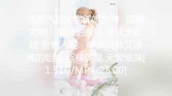 漂亮少妇 戴套 戴套搞不出来 吃快餐搞了个身材苗条性格不错的大姐 忽悠无套输出 内射