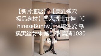 餐厅女厕偷窥牛仔裤少妇的小黑B