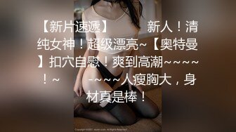  气质小少妇露脸一个人在家卖骚，跟狼友互动听指挥，慢慢脱光展示茂密的大黑逼