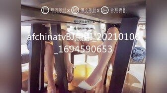 高档洗浴中心买通内部员工偷拍几个身材火爆的美少妇洗澡 (2)