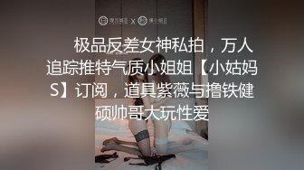 萝莉萌妹却非常骚单腿网袜丁字裤，揉捏爆乳脱下内裤，无毛逼逼抹上牛奶，跳蛋震动奇怪道具抽插，呻吟大叫嗲嗲很是诱人