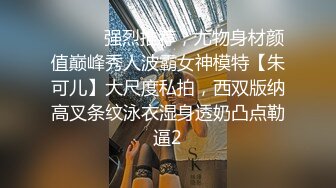 苗条小姐姐闺房反锁撩骚,宠物犬闻到骚味上来想舔,赶忙制止,你舔了我就封号了