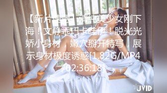 【金莲小仙女】重庆妹子到小山村挑战陌生人面前露出，村里男人的福音，还在大姨妈期间，掰穴撒尿露乳，言语挑逗得大叔受不了